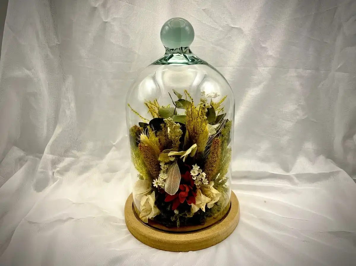Cúpula de vidro com flores desidratadas